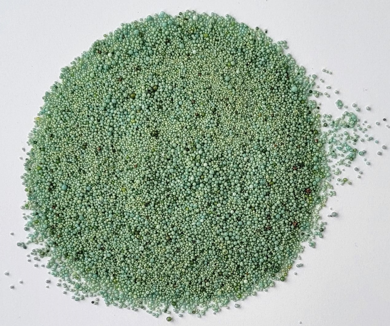 Kerzensand - eine Kerze aus feine Kügelchen in lindgrün