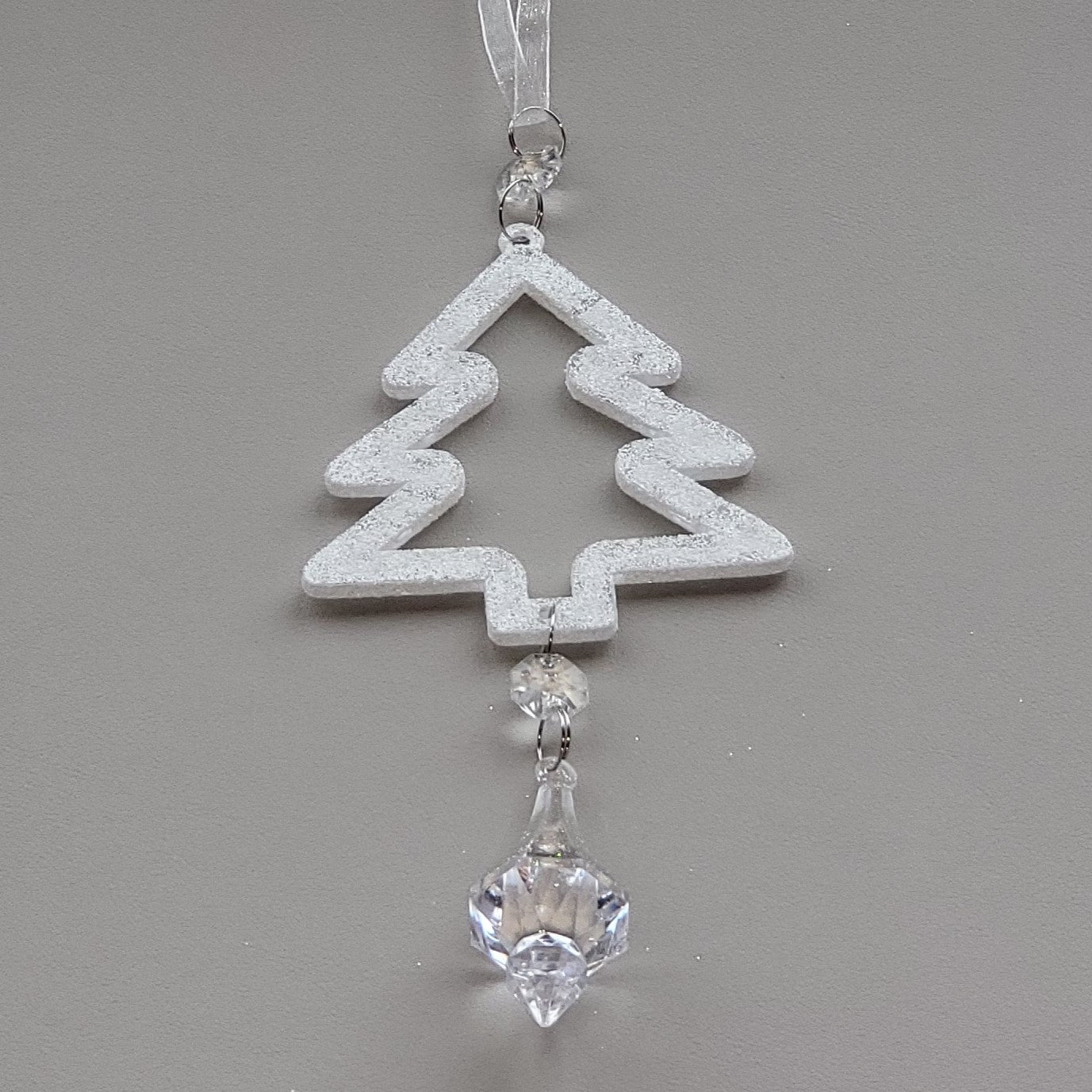 Tannenbaum als Kontur in weiß gehalten mit Christall Anhänger aus Kunststoff - schöner Baumschmuck