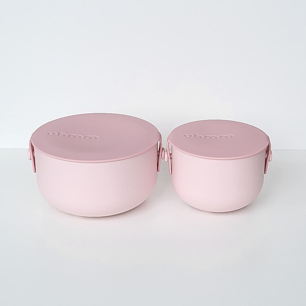 Die große ca. 1,2 L und die kleine ca. 0,7 L Schüssel in rosa
