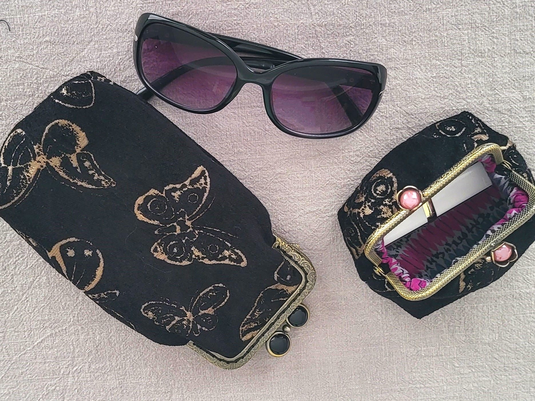 Clipbörse und Brillenetui Black Moth schwarz mit Schmetterlingsstickerei in Goldfarbton