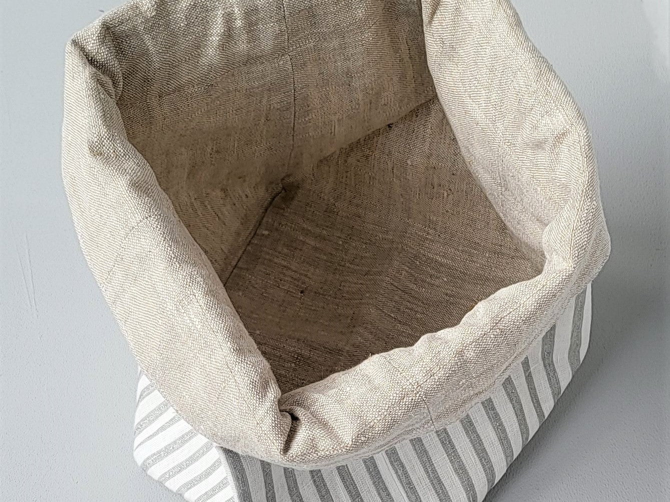 Brotkorb - innen aus Leinen, außen aus Baumwolle in weiß silbern gestreift
