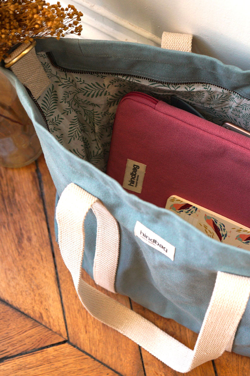 Reisetasche aus Bio-Baumwolle salbeifarben, Innen gefüttert - als Größenbeispiel Laptoptasche (rot) nicht im Preis enthalten