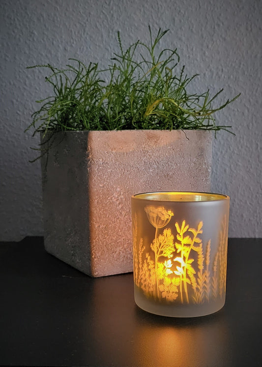 Windlicht Gläser bzw. Teelichthalter mit zarten Pflanzenmotiven