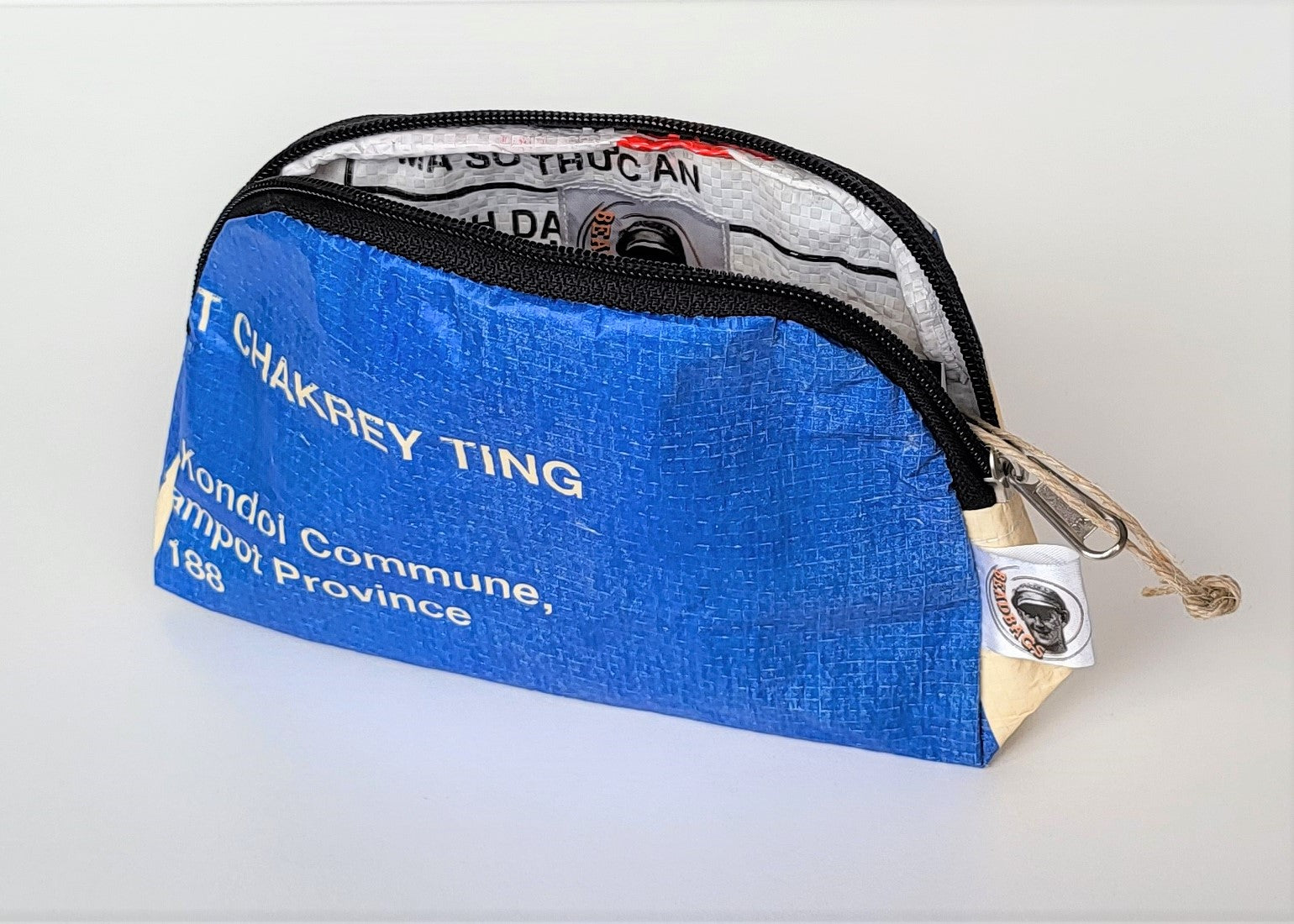 Kulturtasche in blau-weiß mit Reisverschluss