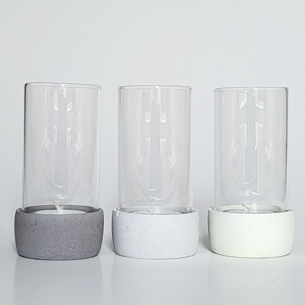 Kleine Windlichter aus Beton und Glas glatte Struktur