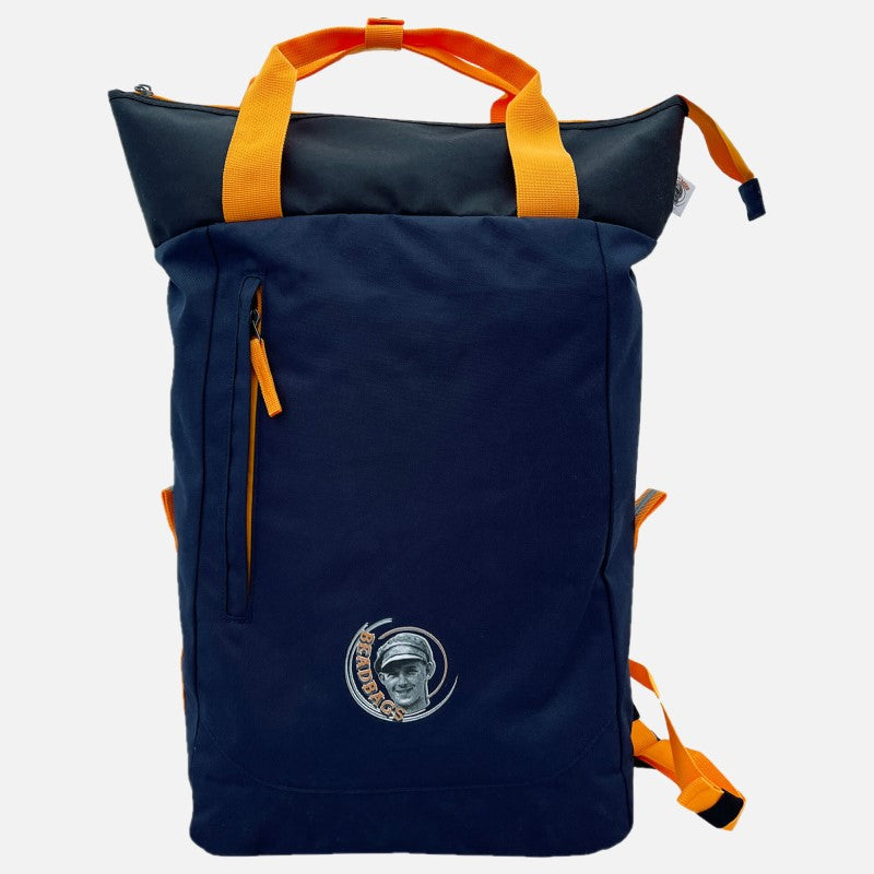 Dunkelblauer Rucksack mit den typischen Merkmalen von BEADBAGS, den orangenen Griffen und Reisverschlüssen