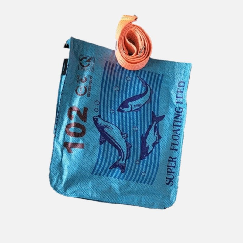 Schultertasche in blau aus Futtersäcken mit orangenem breitem Tragegurt