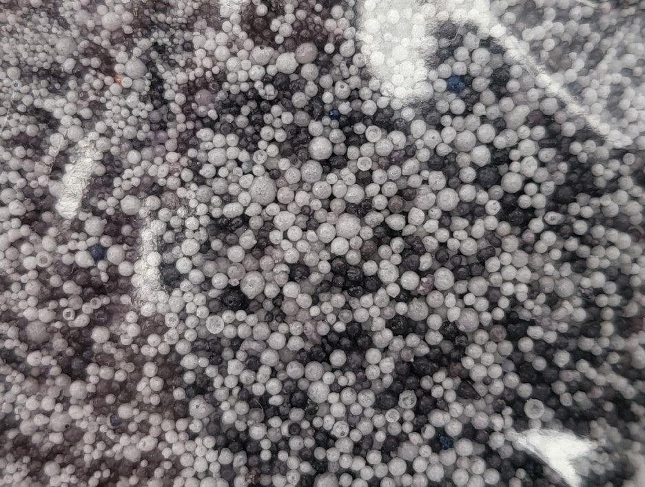 Stearin Kerze in schwarz-weißen Kügelchen gebrauchsfertig