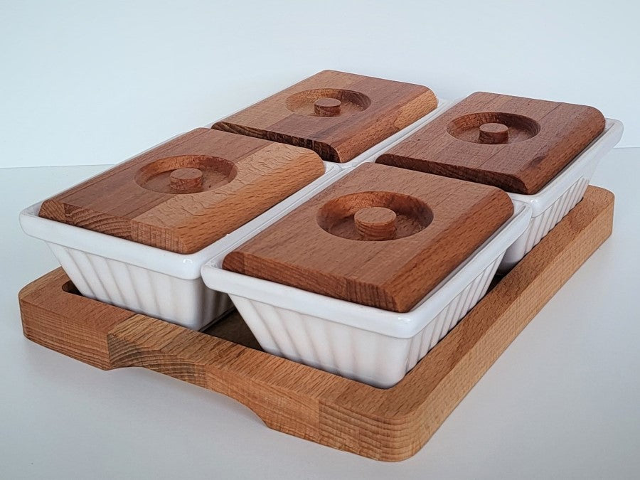 weiße Keramik Tapasschälchen mit Holzdeckeln auf Holztablett