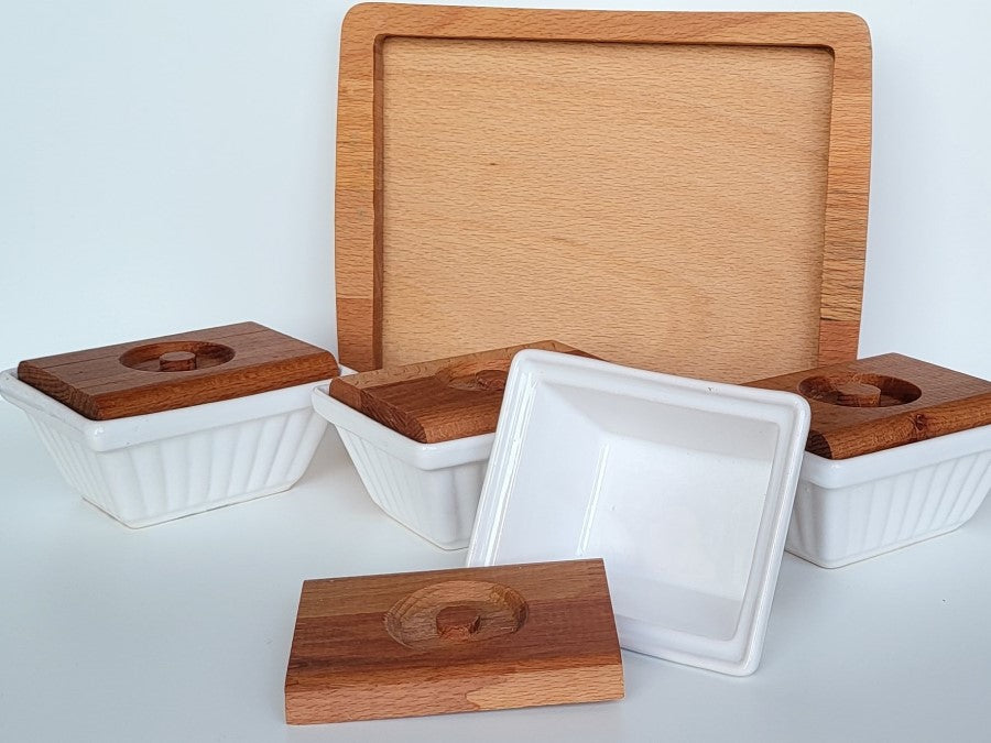Tapasschälchen aus Kermaik auf Holztablett