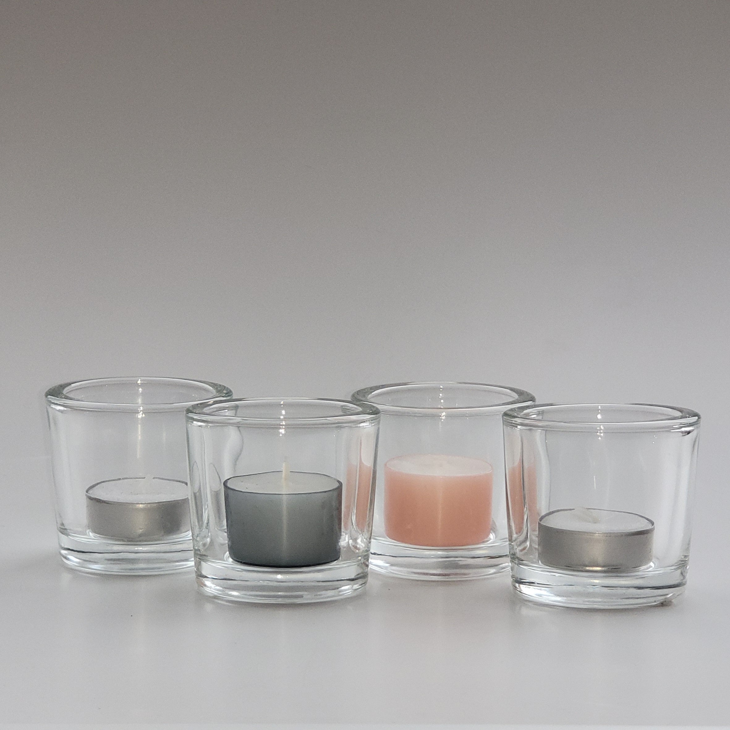 Massives Glas leicht konisch für Teelichter oder auch als kleines Dessert Glas. Dickwandiges Glas.