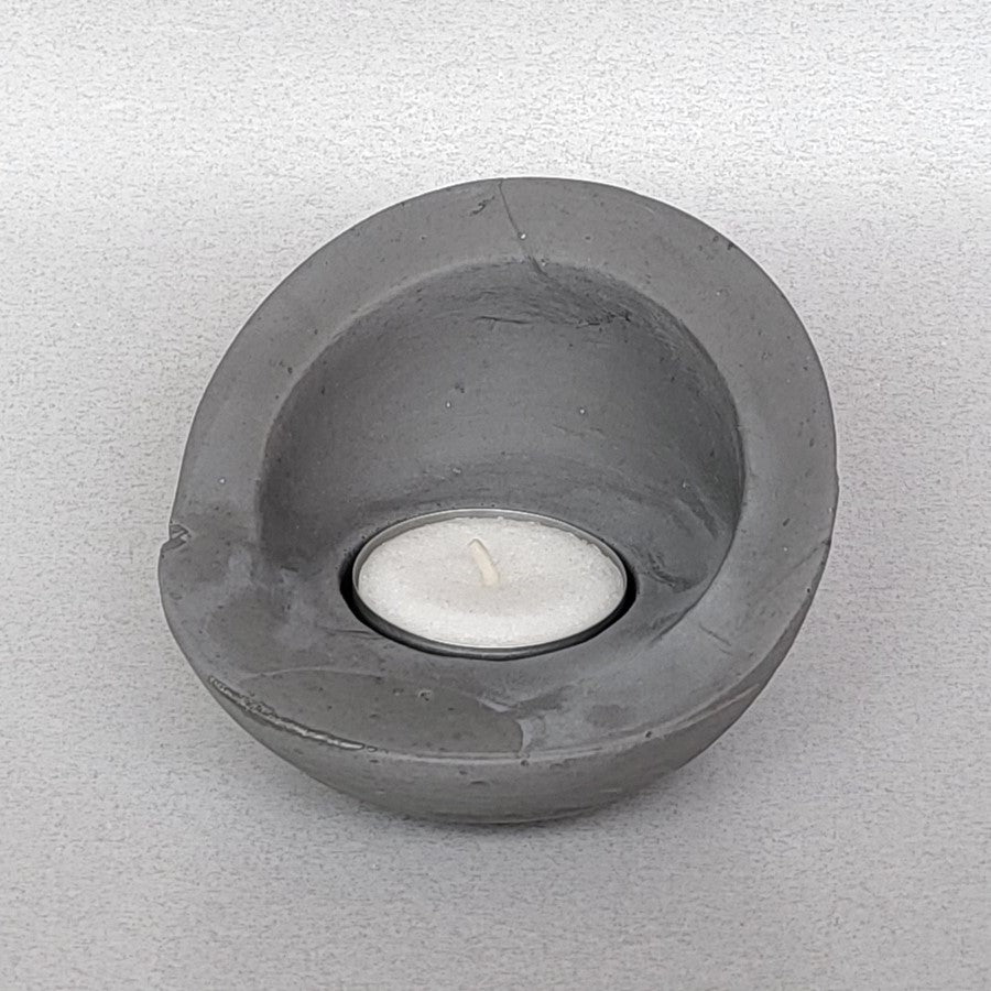 Robuster kugelförmiger Teelichthalter aus Beton für outdoor