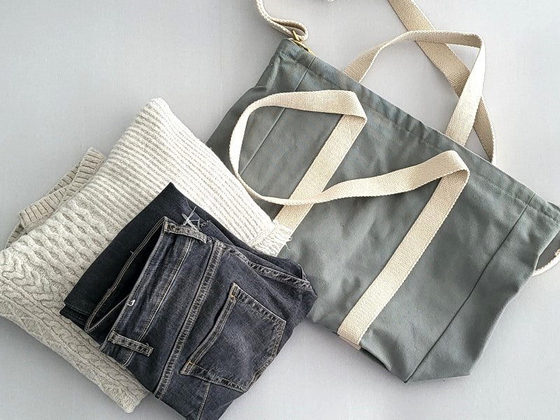 Größenbeispiel für Tragetasche salbeifarben von Hindbag mit Pullover und Jeans