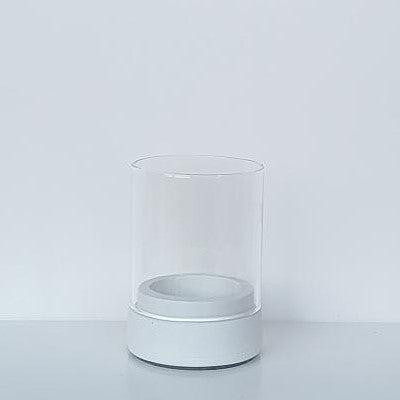 Windlicht outdoor geeignet mit weißem Betonfuß und Glaszylinder