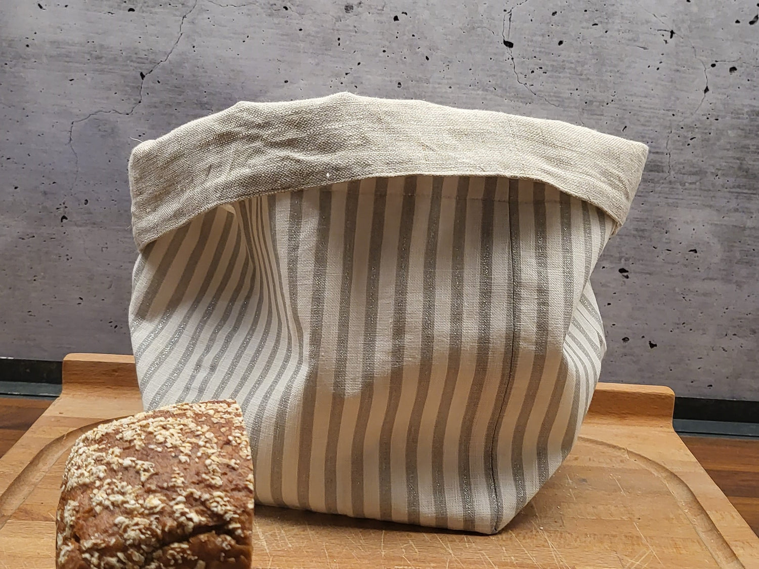 Brotbeutel mit grau-silbernen Streifen, innen Leinen, außen Baumwolle, mit Zugband