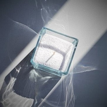 Kerzenglas Cube 8x8cm, befüllt mit Kerzensand silber shinny von Les Allumées