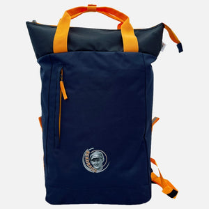 Dunkelblauer Rucksack mit den typischen Merkmalen von BEADBAGS, den orangenen Griffen und Reisverschlüssen