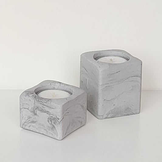 viereckige Teelichthalter aus Beton hellgrau marmoriert in 2 Höhen 