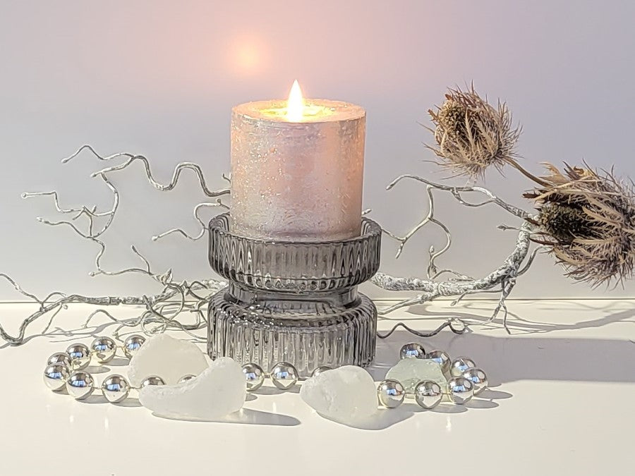 Teelichthalter oder Kerzenständer aus geriffeltem Glas in anthrazit oder Klarglas erhältlich