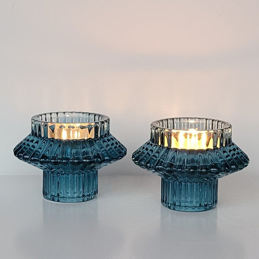 Teelichthalter aus Glas in blau und geriffelt mit Windlicht Eigenschaft  im modernen Design