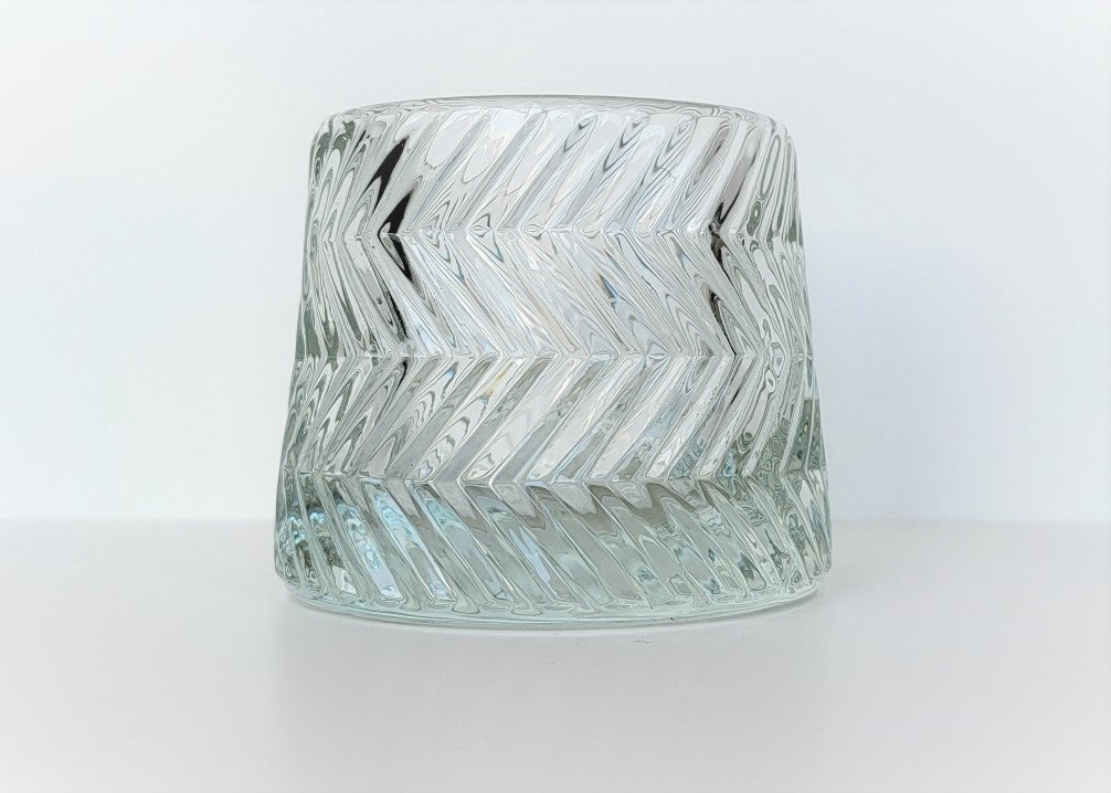 Teelichthalter - Klarglas mit eingearbeiteten Fischgrätenmuster ins Glas - massiv, leicht konisch, verjüngend nach oben