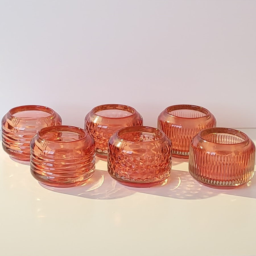 Teelichthalter aus rot gefärbtem, durchsichtigen Glas in 3 Strukturen, gewellt, Rautenmuster und geriffelt.
