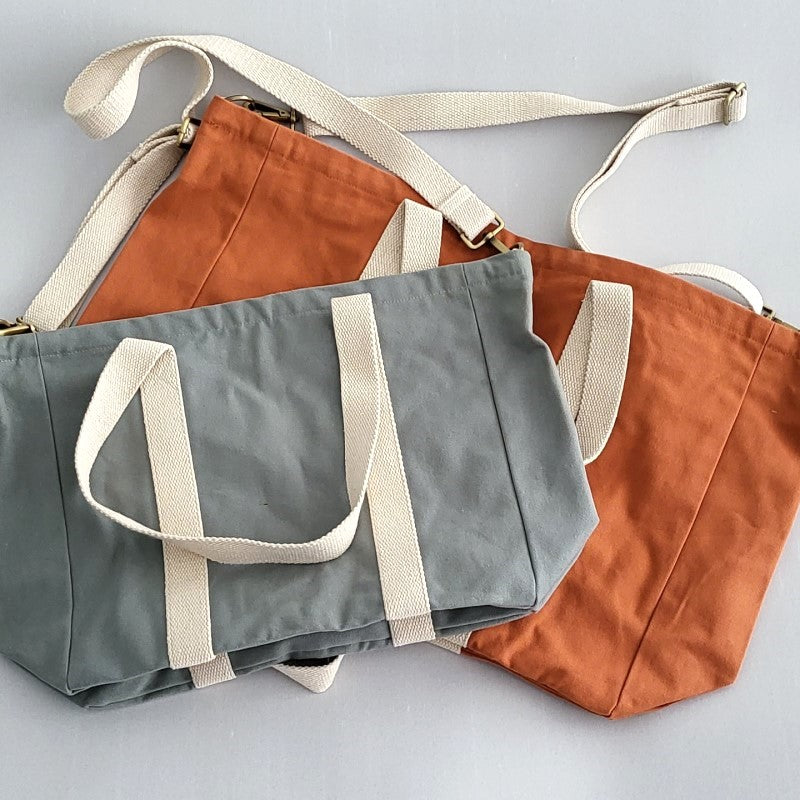 Größenvergleich Weekender in orange und Tragetasche / shopping Bag salbeifarben von Hindbag