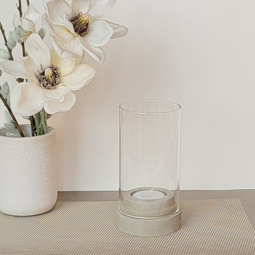 Windlicht Theo in Beton natur mit aufgesetzem Glas