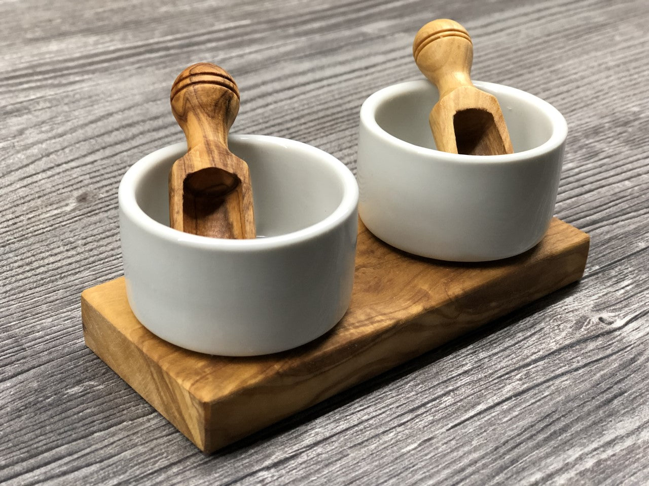 Olivenholzbrett mit 2er Set Keramikschälchen weiß