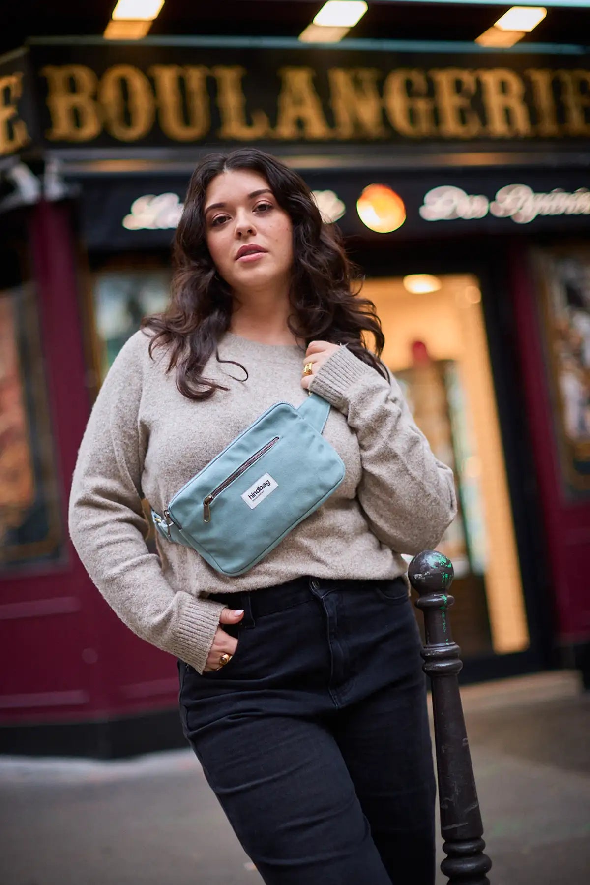 Cross Body Harry von hindbag in salbei farben - rechteckige Form mit Reisverschlusstasche vorn, verstellbar.