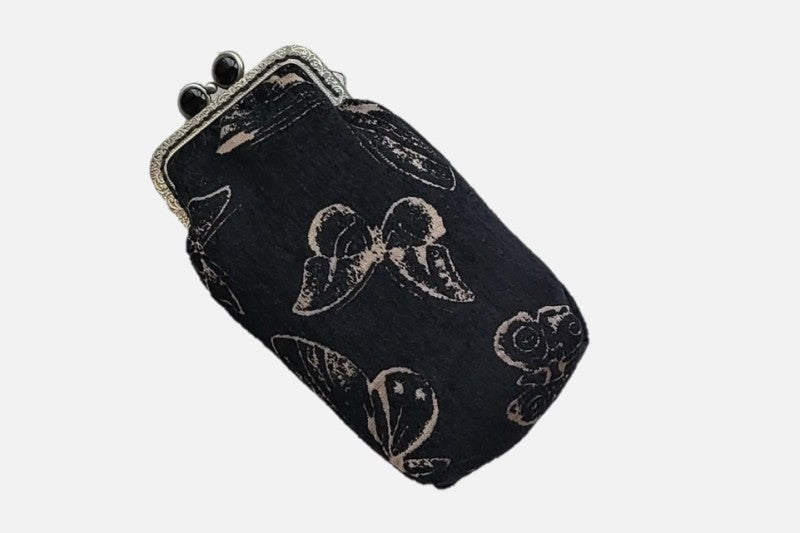 Brillenetui Black Moth im Retro Look aus schwarzem Samt mit filigranen Schmetterlingsstickereien